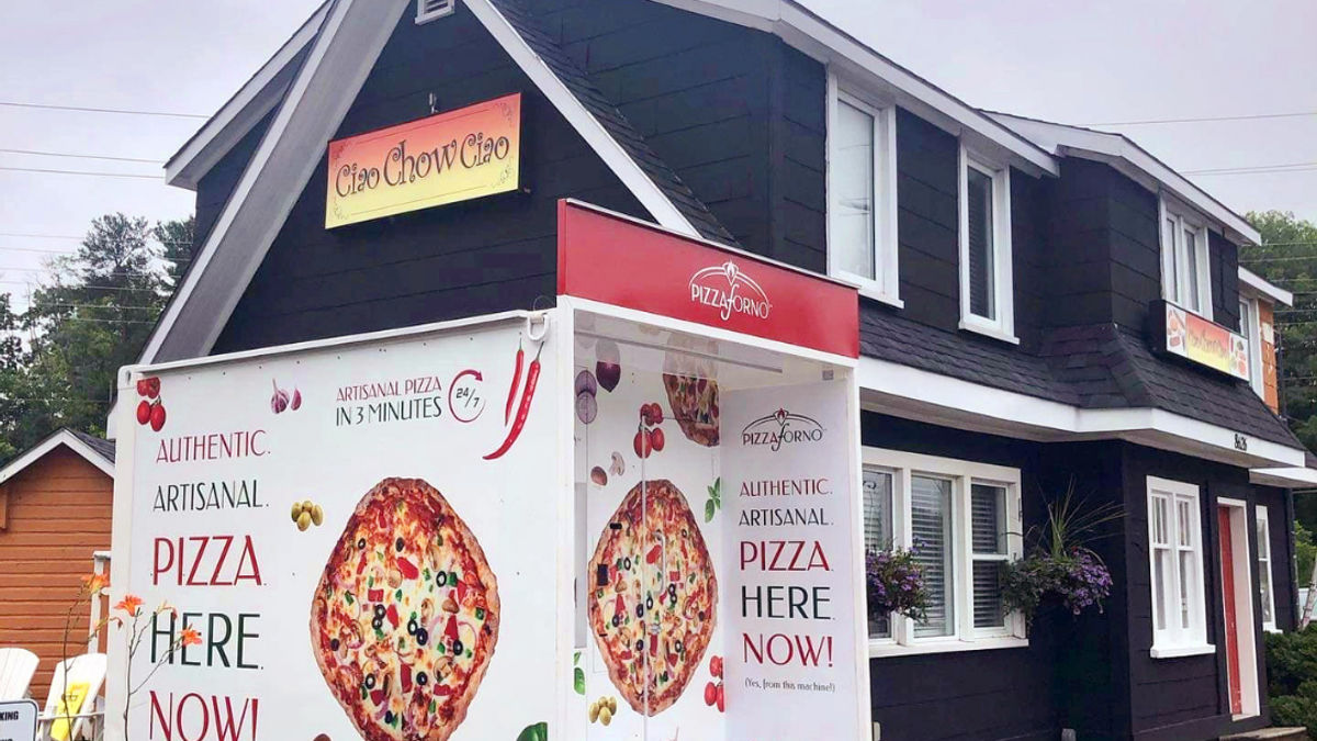 A picture of the PizzaForno outdoor pizza kiosk that is located in Oro-Medonte beside the CiaoChowCiao restaurant.